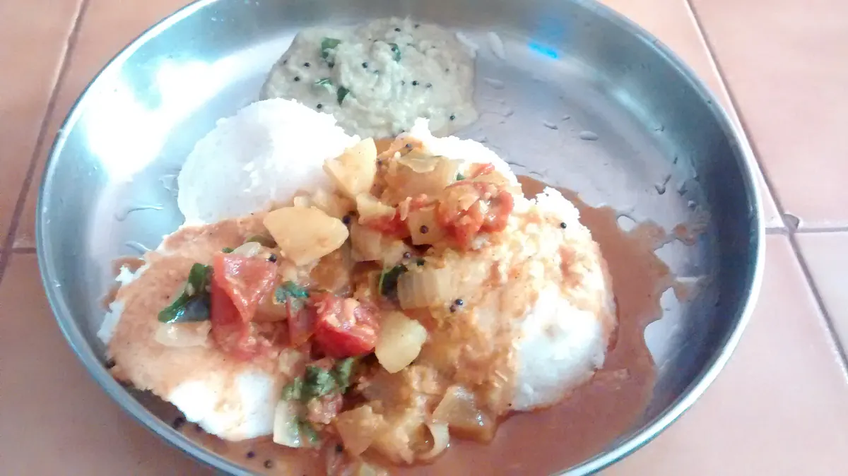 Fresh idli served with chutney and sambar