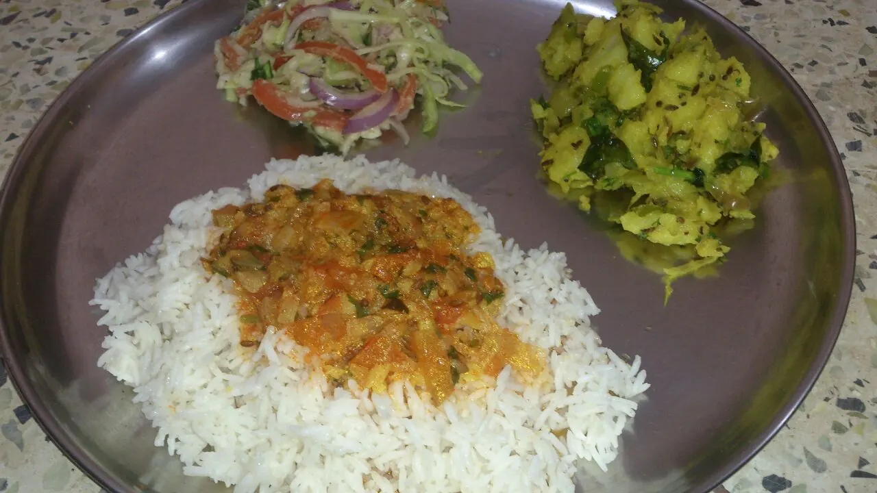 Sambar rice meal with poriyal and curd