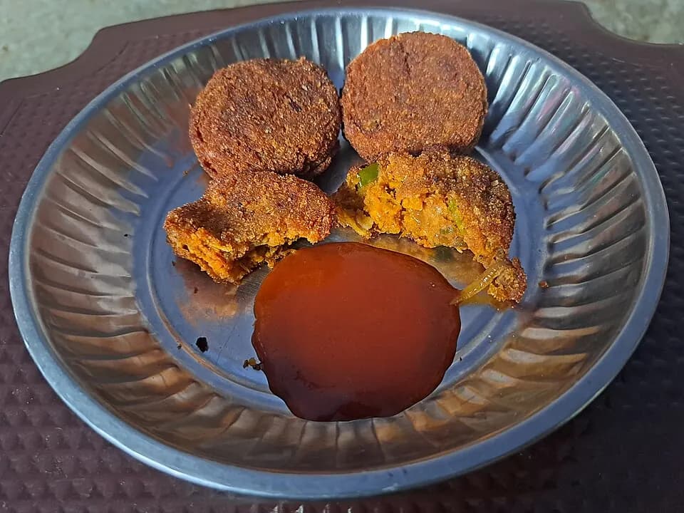 Crisp vegetable cutlets served with chutney
